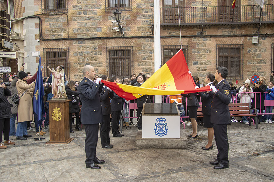 Agentes de la Policía Nacional izando la Bandera de España.